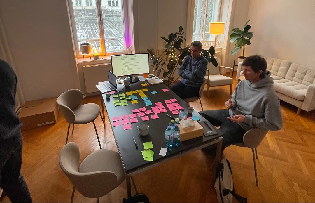 Team Focus Session — Team priorisiert Themen mit Sticky Notes am Tisch